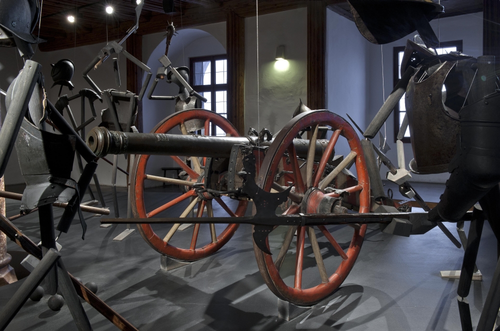 Historische Kanone im Ausstellungsbereich des Festungsmuseum